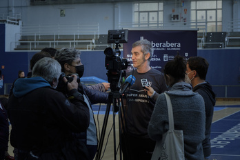 Imanol Alvarez, hedabideen aurrean, joaneko partidaren atarian. (Jon URBE/FOKU)