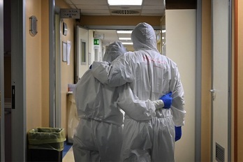 Sanitarios camino a la UCI, el 20 de abril de 2020, en el Hospital San Filippo Neri de Roma. (Alberto PIZZOLI / AFP) 