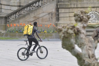 Un repartidor de Glovo en Iruñea. (Idoia ZABALETA/FOKU)