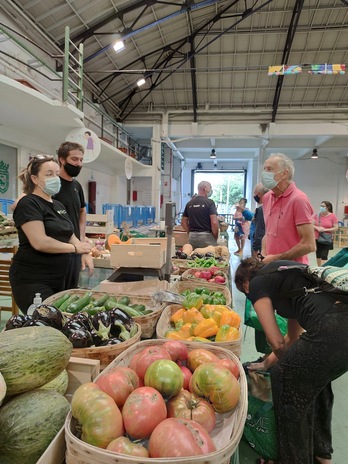 Elikagai fresko eta elaboratuak eskaintzen dituzte azokan: barazkiak, lekaleak, fruta, eztia, ardoa, kontserbak...