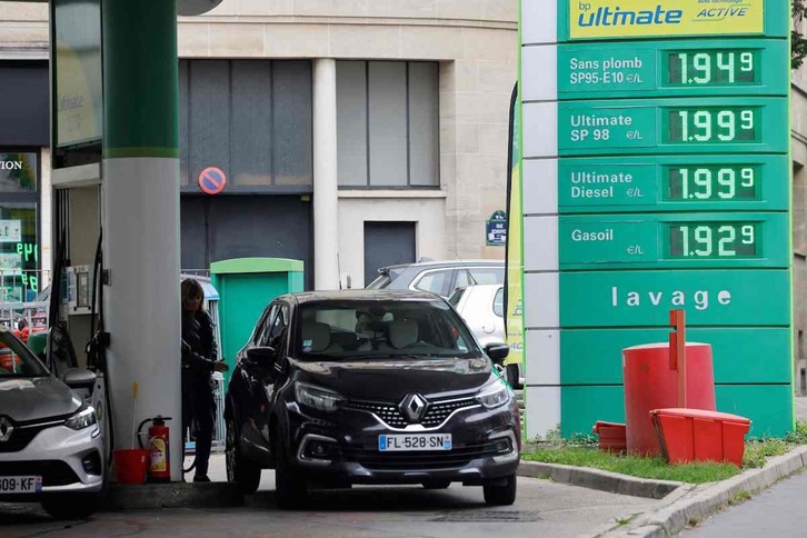 Litroko ia bi eurora iritsi da erregaien prezioa. Irudian, gasolindegi bat Parisen. (Ludovic MARIN/AFP)