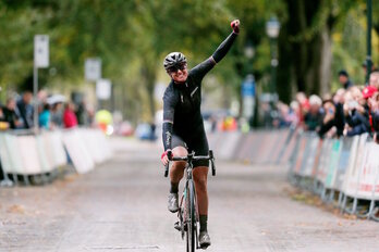 Chantal van den Broek-Blaak celebra su cuarta victoria de la temporada en Drenthe. (SD WORX)