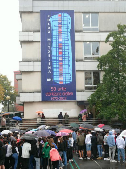 Institutuko fatxadan jarri duten pankarta. (Koldo Mitxelena BHI)