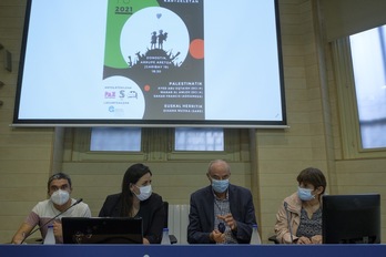 A la derecha, Sahar Francis, directora de Addameer, el pasado lunes en una charla que tuvo lugar en Donostia. (Jon URBE/FOKU)