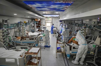 Imagen de la UCI de un hospital en Bucarest, Rumanía, el país con la mayor tasa de mortalidad de la UE. (Daniel MIHAILESCU / AFP)