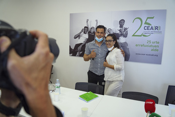 Nilofar Bayat y a su marido Ramish, en una comparecencia a su llegada a Bilbo en agosto. (Aritz LOIOLA/FOKU)