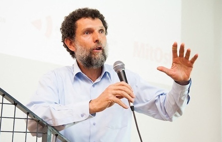 Parisen jaiotako Osman Kavala ekintzaile turkiarra Istambulen hitza hartzen. (AFP)