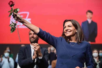 La nueva candidata del PS, Anne Hidalgo, en Lille. (Thomas LO PRESTI/AFP)