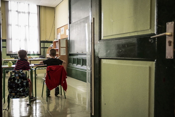 Dos estudiantes aguardan sentados en sus aulas en un centro educativo de Bilbo. (Aritz LOIOLA/FOKU)