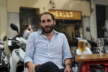 Marc Casals, en una terraza del barrio barcelonés de Gràcia. (Miguel FERNÁNDEZ IBÁÑEZ)