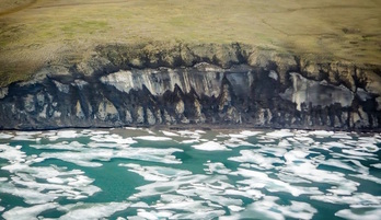 La costa de la península de Bykovsky, en Siberia, disminuye cada verano, cuando los bloques de hielo permafrost caen a la playa. (P. OVERDUIN / EUROPA PRESS)