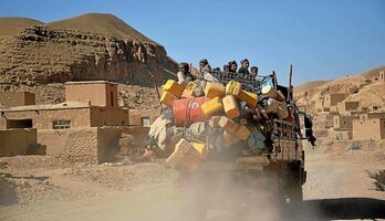 Una familia abandona su hogar por la sequía en la provincia afgana de Badghis. (Hoshang HASHIMI/AFP)