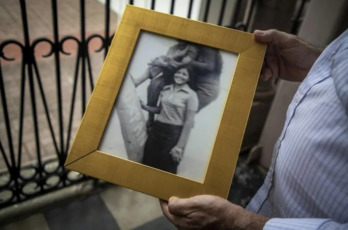 Roberto Martínez muestra un retrato de su hermana Lourdes, desaparecida en Culiacán en 1974 (RASHIDE FRIAS / AFP))