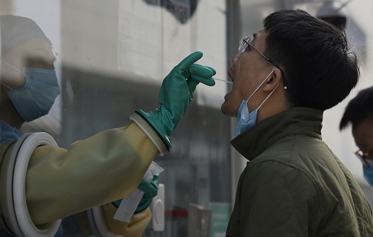 Prueba del covid-19 en Pekín, donde también se han implantado restricciones a causa de los brotes en China. (Noel CELIS/AFP)