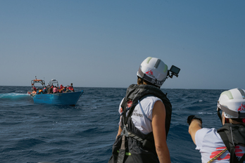 Médicos Sin Fronteras rescate a migrantes a bordo de un barco de madera.