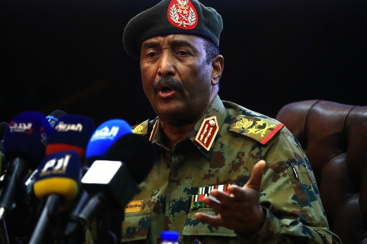 El líder de las Fuerzas Armadas sudanesas, el general Abdelfatah al-Burhan, en una comparecencia ante los medios tras el golpe de Estado. (Ashraf SHAZLY/AFP)