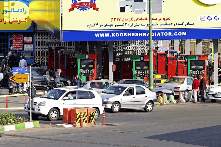 Colas en una gasolinera de Teherán, a la espera de poder echar gasolina. (Atta KENARE / AFP) 