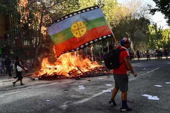 Un manifestante ondea la bandera mapuche en una manifestación del pasado fin de semana. (Martin BERNETTI / AFP)