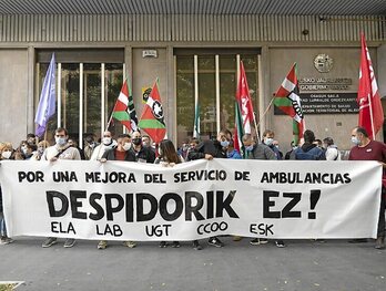 Imagen de la concentración ante Salud, en Gasteiz. (Raul BOGAJO/FOKU)