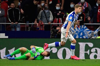 Sorloth celebra su primer gol como realista tras superar a Oblak en el Wanda. (Javier SORIANO/AFP)
