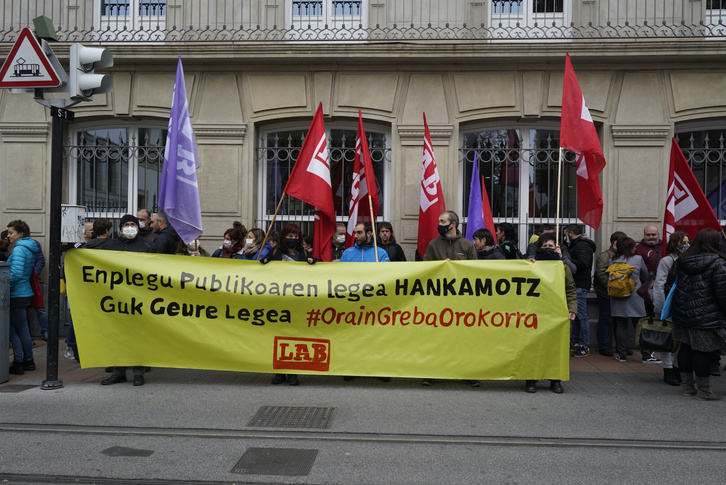 Concentración de LAB frente al Parlamento de Gasteiz. (Raul BOGAJO/FOKU)