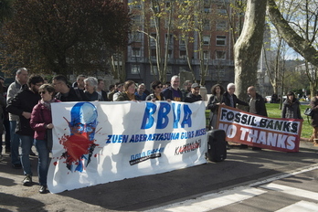 Protesta contra el BBVA ante una junta de accionistas de la entidad. (Monika DEL VALLE / FOKU) 