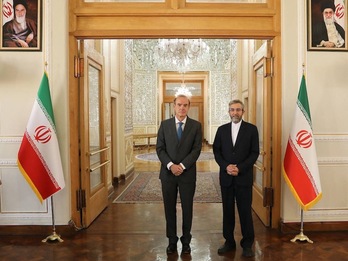 El viceministro iraní de Relaciones Exteriores, Ali Bagheri, junto al subsecretario general del Servicio Europeo de Acción Exterior, Enrique Mora, en Teherán, el pasado 14 de octubre. (Ministerio de Relaciones Exteriores de Irán/AFP)