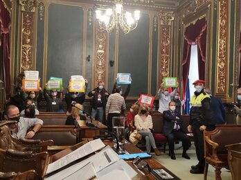 La protesta de trabajadores del SAMUR en el pleno municipal de Bilbo. (@Eljoventopo)