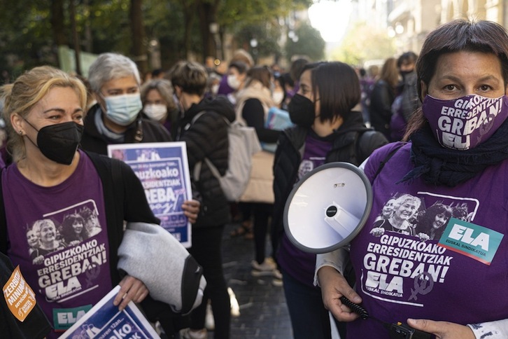 Movilización de trabajadoras de residencias de Gipuzkoa que han secundado la jornada de huelga convocada por ELA y LAB. (Jagoba MANTEROLA/FOKU)