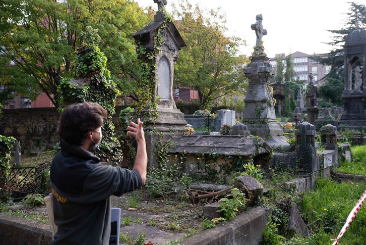 En el cementerio de Begoña no se realizan inhumaciones desde el año 2006 y su imagen de deterioro es palpable. 