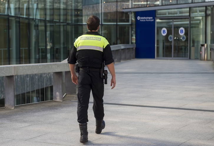 Un agente de la Policía municipal de Bilbo. (Luis JAUREGIALTZO/FOKU)