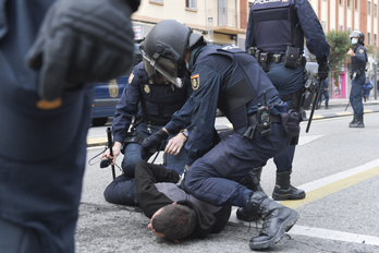 Intervención de la Policía española durante el desalojo del gaztetxe de Arrotxapea, en Iruñea. (Idoia ZABALETA/FOKU)
