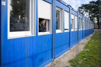 Un refugiado en el centro de recepción del estado de Brandemburgo, en el este de Alemania. (Jens SCHLUETER | AFP)