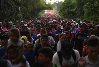 Una caravana de migrantes que se dirigen hacia EEUU pasa por Huixtla, en el estado mexicano de Chiapas. (Isaac GUZMAN/AFP)