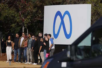 Empleados de Facebook, ahora Meta, posan ante el nuevo logo de la empresa, en su sede de California. (Justin SULLIVAN/AFP)