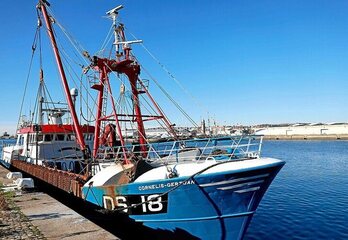 El arrastrero británico Cornelis-Gert, en el puerto de Le Havre. (Saamer AL-DOUMY/AFP)