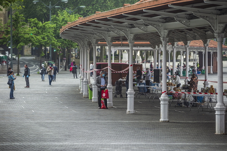 Mercadillo de los sábados en el Arenal. (Aritz LOIOLA/FOKU)