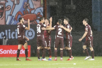 Los jugadores realistas celebran su victoria de Vigo bajo la lluvia en un comienzo similar al del segundo título. (Agencia LOF)
