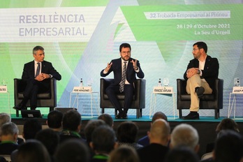 Coloquio de Aragonès que han interrumpido los dos activistas. (Jordi BEDMAR/GOVERN)