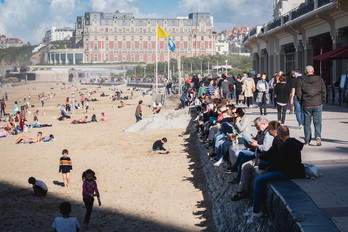 Las vacaciones de Todos los Santos han atraido estos días a muchos visitantes a zonas de la costa, caso de Biarritz. (Guillaume FAUVEAU)