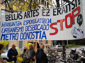Bellas Artesaren eraikina eraistearen aurkako manifestazioa Donostian. (@BiziLagunEkin)