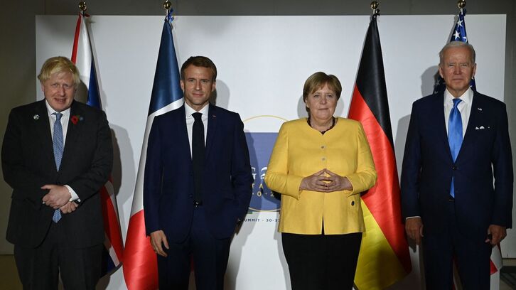  Boris Johnson,Emmanuel Macron, Angela Merkel y Joe Biden, ayer en Roma.   (Brendan SMIALOWSKI/AFP)