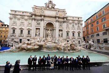 Los líderes del G20 posan junto a la fontana de Trevi durante su reunión en Roma. (Andreas SOLARO/AFP) 