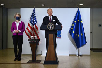 Ursula von der Leyen escucha a Joe Biden. (Brendan SMIALOWSKI/AFP)