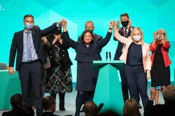 Pearse Doherty (portavoz de Finanzas), Mary Lou McDonald (presidenta), Michelle O'Neill (vicepresidenta y co primera ministra en el norte de Irlanda). (Paul FAITH / AFP)