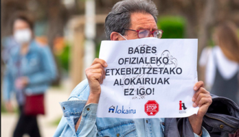 Protesta por la irrupción de Testa en pisos protegidos que perdieron su calificación protegida en Benta Berri. (Gorka RUBIO/FOKU)