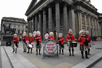 Parodía de los líderes de los grandes bloques en las calles de Glasgow. (Oli SCARFF/AFP)