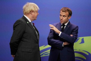 A su llegada a Glasgow, para participar en el COP26, Emmanuel Macron se reunió este lunes con su homólogo británico, Boris Johnson. (Chirstopher FURLONG/AFP)