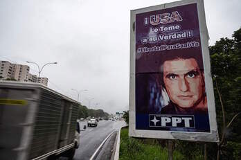 Cartel de apoyo Alex Saab en Caracas. (Yuri CORTEZ/AFP) 