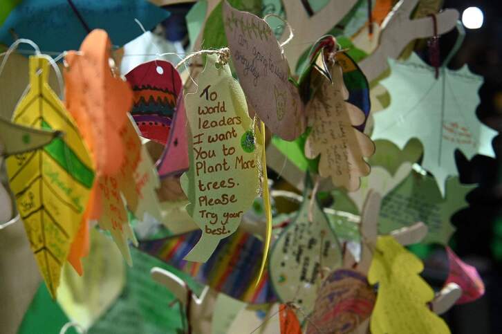 «Planten más árboles». Mensaje en Glasgow para los líderes presentes en el COP26. (Oli SCARFF / AFP) 